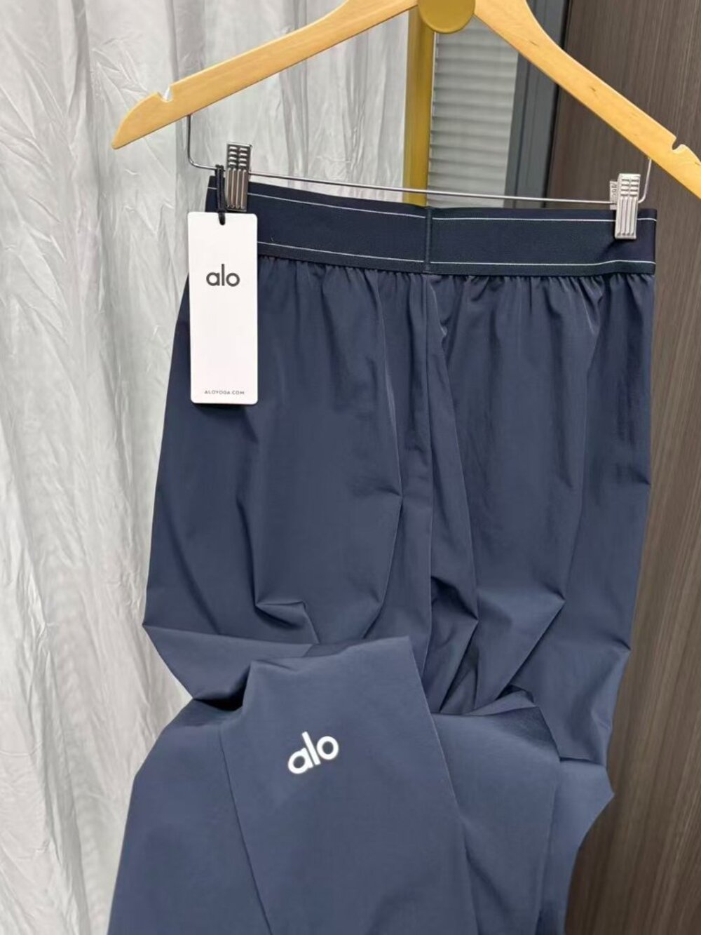 🏷Alo Yoga Navy Blue Loose-fitting Yoga Pants NWT Suit-style Straight Leg Pants - Picture 3 of 5